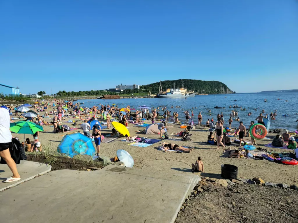 Пляж в бухте Патрокл
