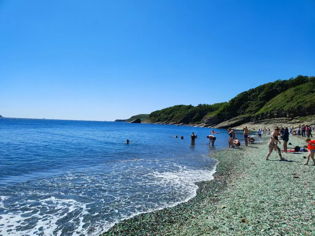 Пляж в бухте Стеклянная