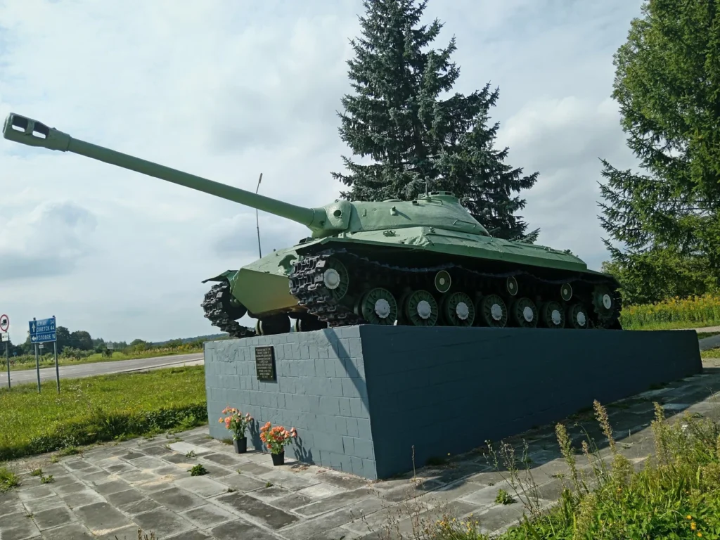 Памятник-танк ИС-3