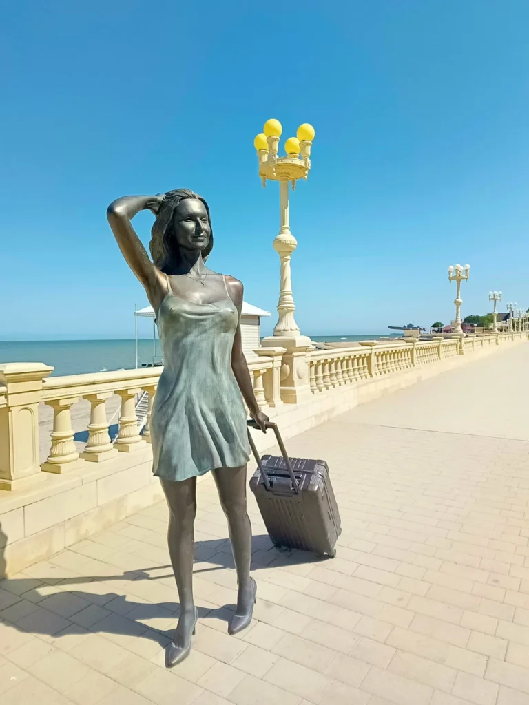 Скульптура «Курортница»